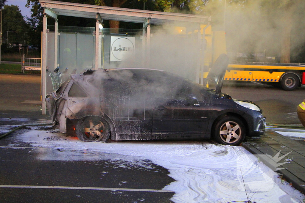 Auto gaat in vlammen op parkeerplaats