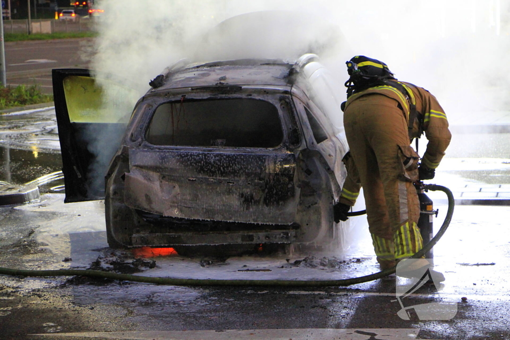 Auto gaat in vlammen op parkeerplaats