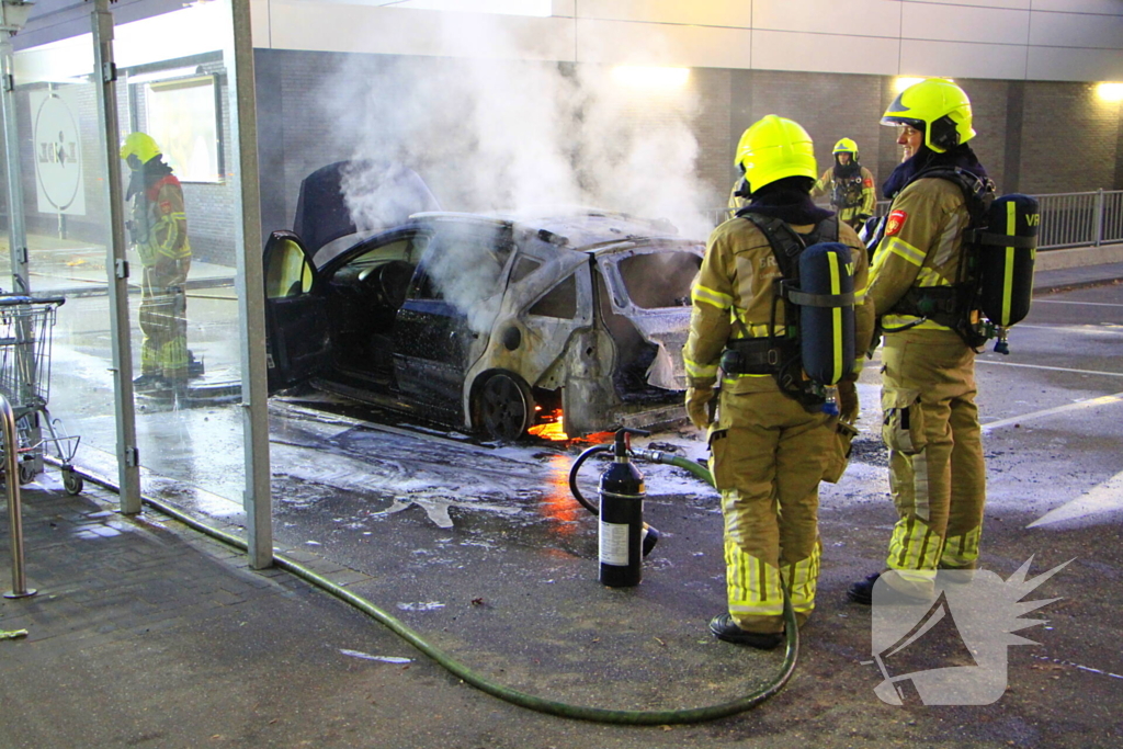 Auto gaat in vlammen op parkeerplaats