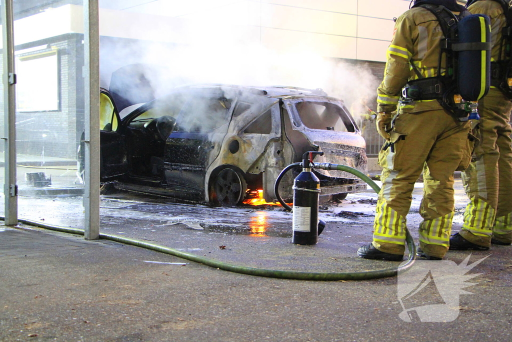 Auto gaat in vlammen op parkeerplaats