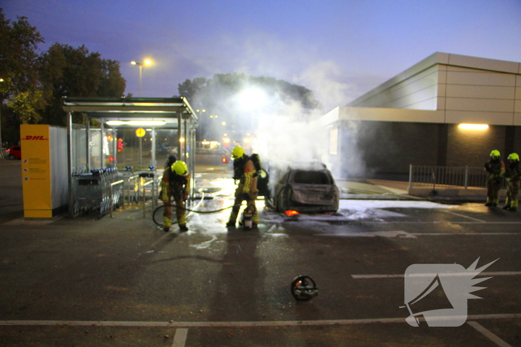 Auto gaat in vlammen op parkeerplaats