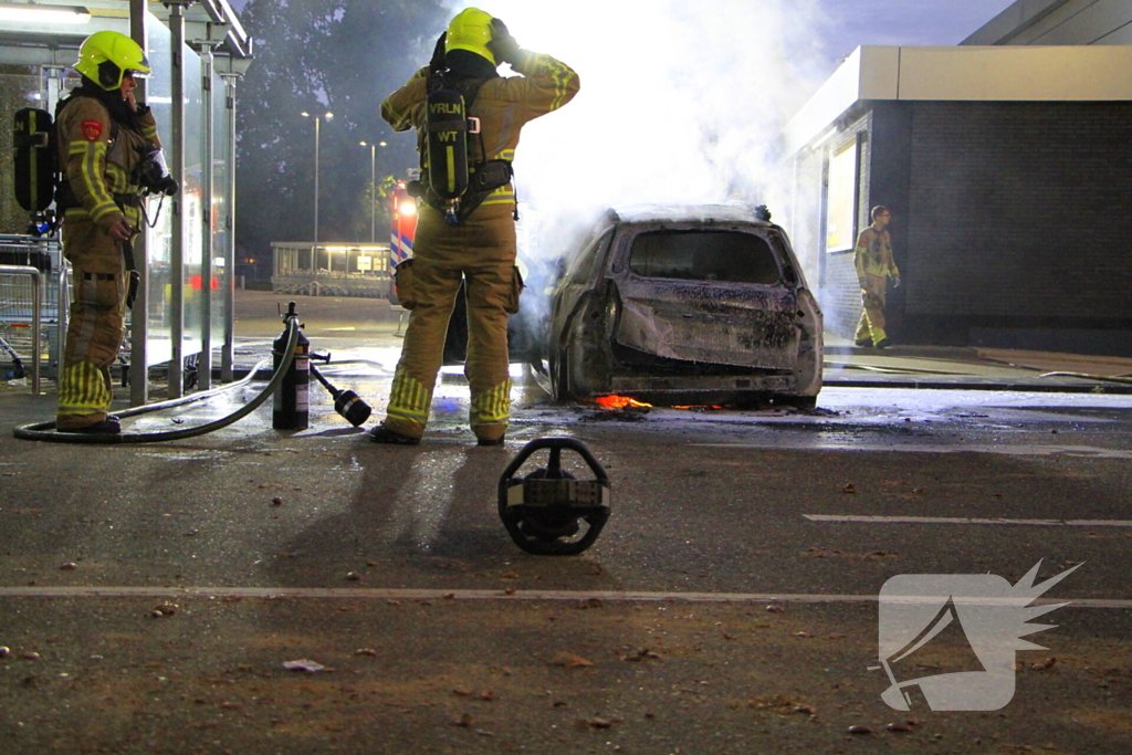 Auto gaat in vlammen op parkeerplaats
