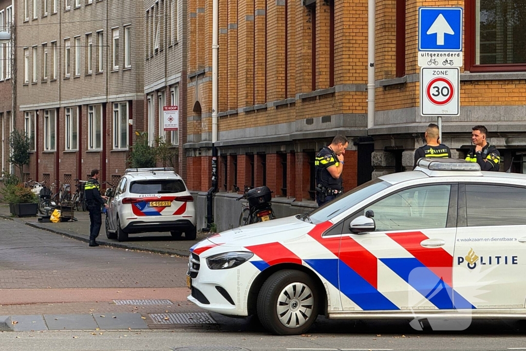 Vrouw (18) in been gestoken door onbekende man