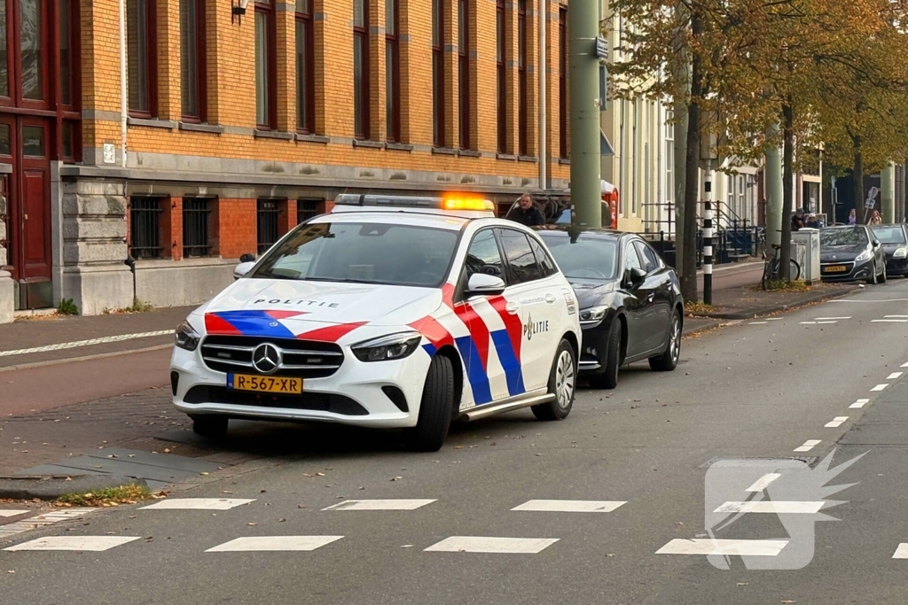 Vrouw (18) in been gestoken door onbekende man