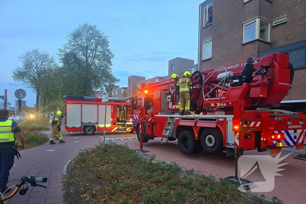 Veel rookontwikkeling bij keukenbrand, omliggende woningen ontruimd