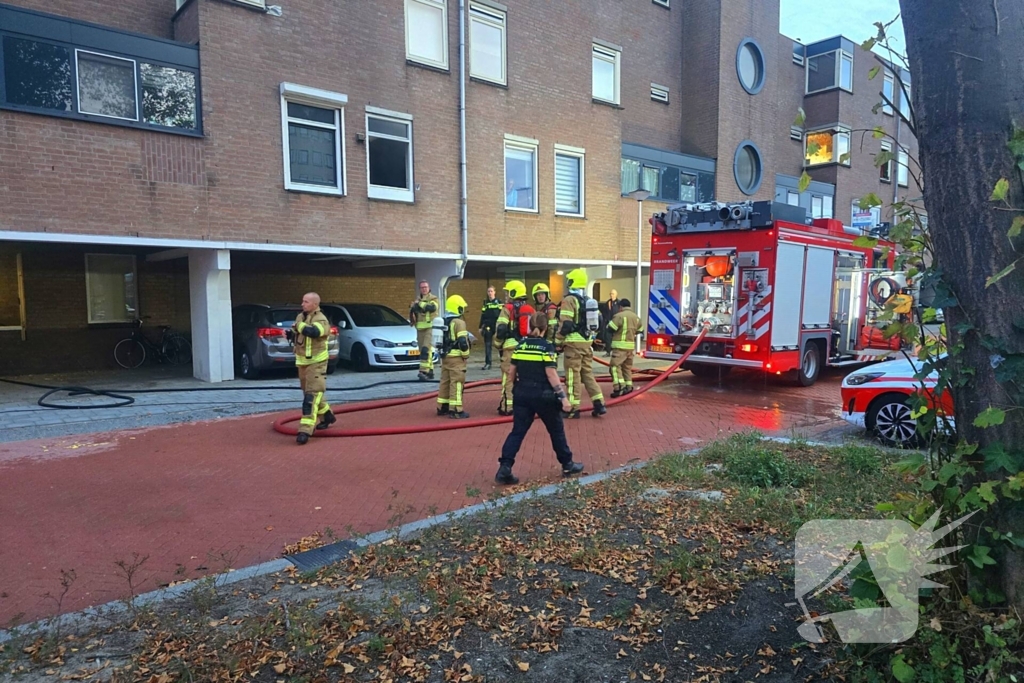 Veel rookontwikkeling bij keukenbrand, omliggende woningen ontruimd