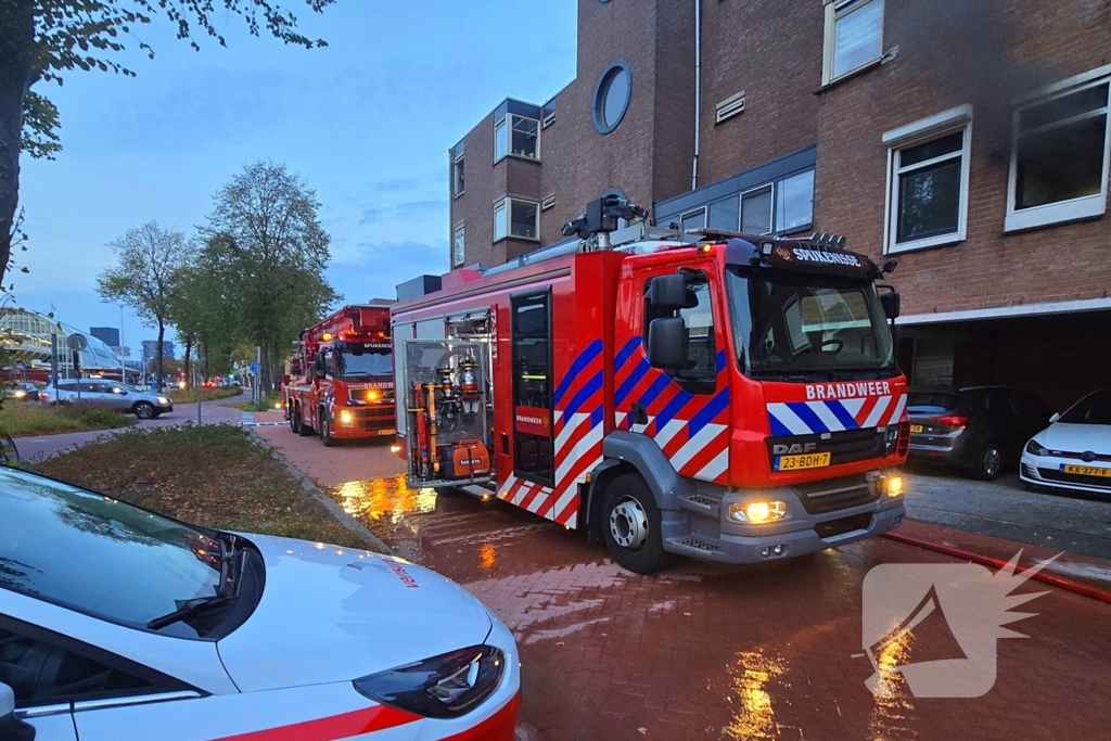 Veel rookontwikkeling bij keukenbrand, omliggende woningen ontruimd