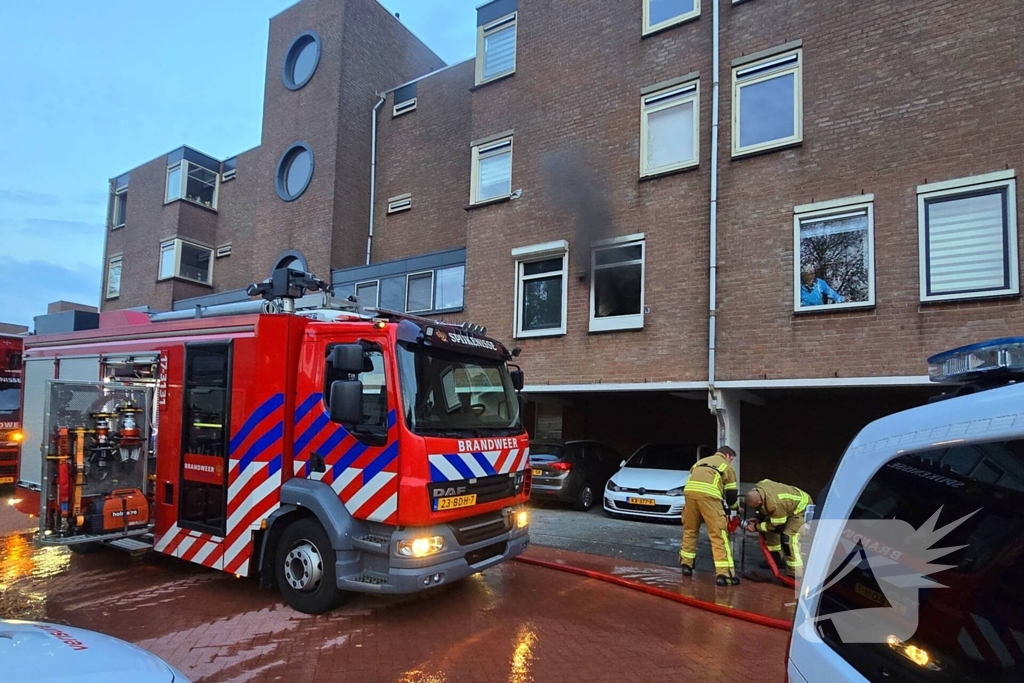 Veel rookontwikkeling bij keukenbrand, omliggende woningen ontruimd