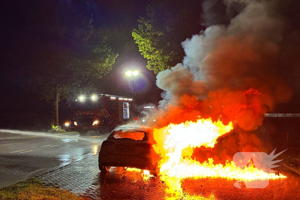 Auto volledig verbrand tijdens rit