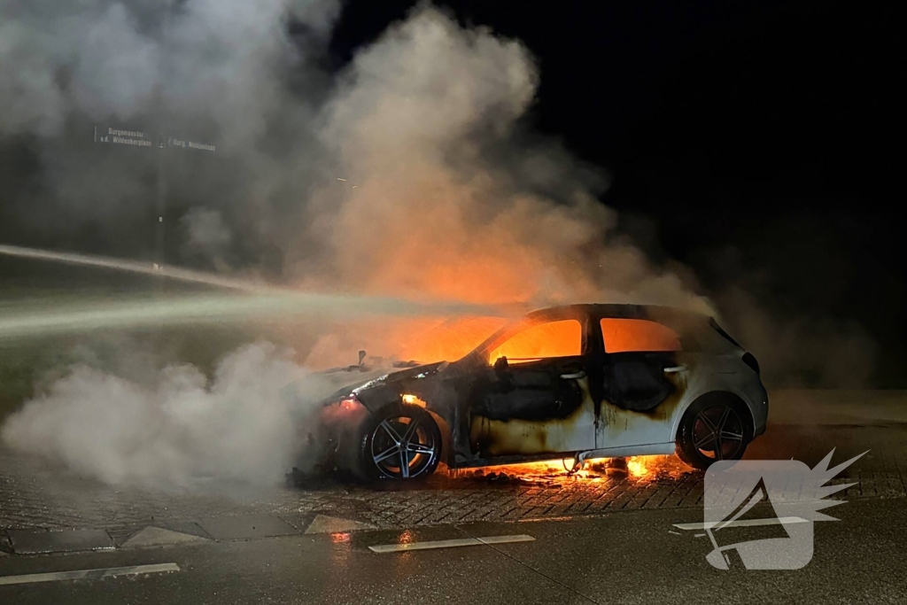Auto volledig verbrand tijdens rit