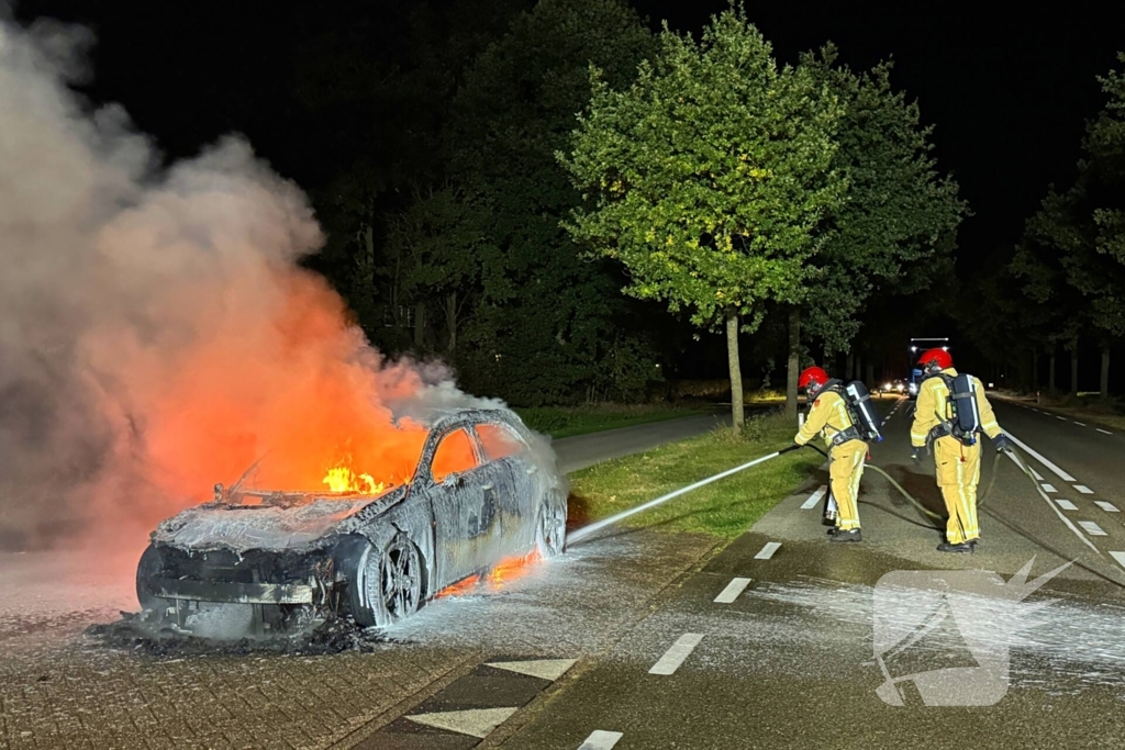 Auto volledig verbrand tijdens rit