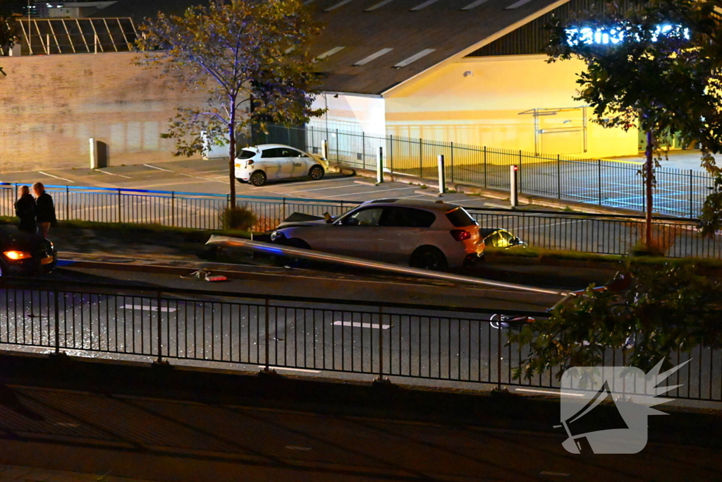 Automobilist klapt op lantaarnpaal