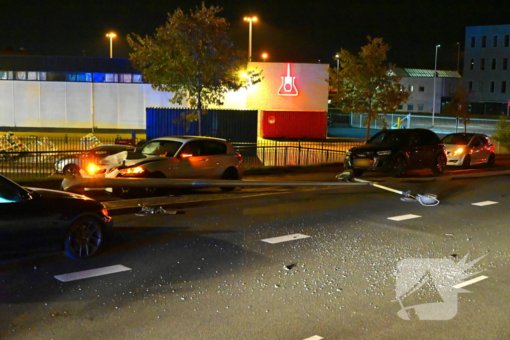 Automobilist klapt op lantaarnpaal