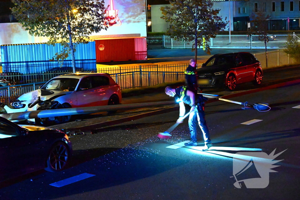 Automobilist klapt op lantaarnpaal