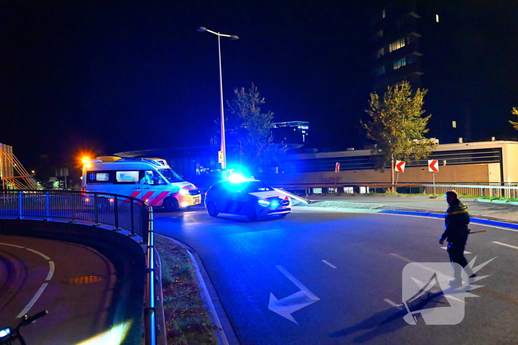 Automobilist klapt op lantaarnpaal