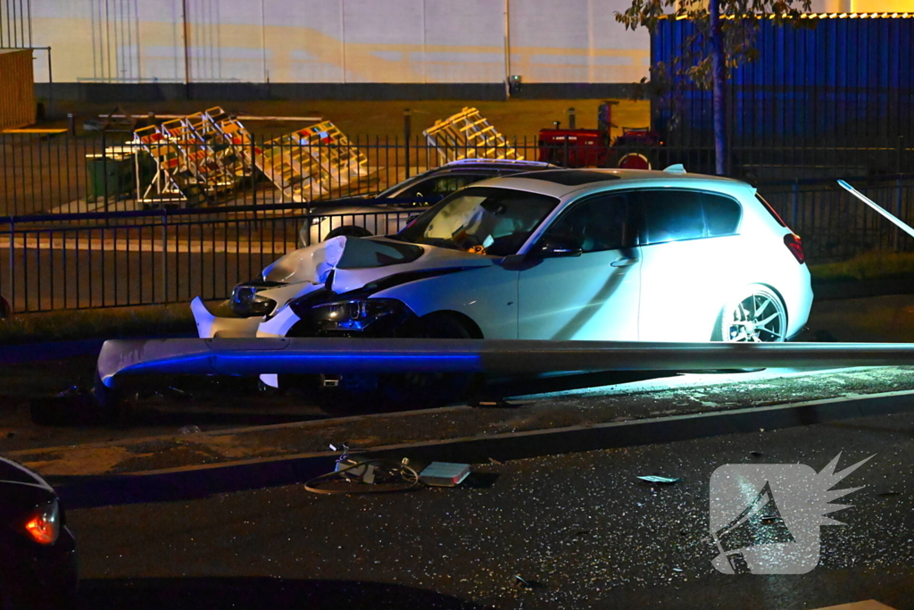 Automobilist klapt op lantaarnpaal