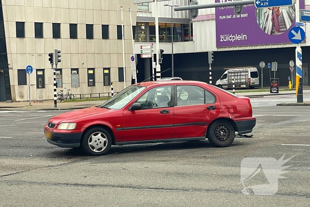 Twee auto's botsen op kruising