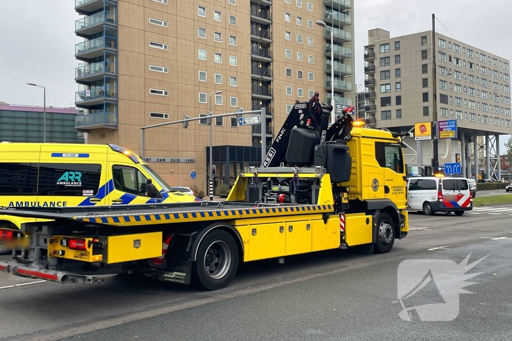 Twee auto's botsen op kruising