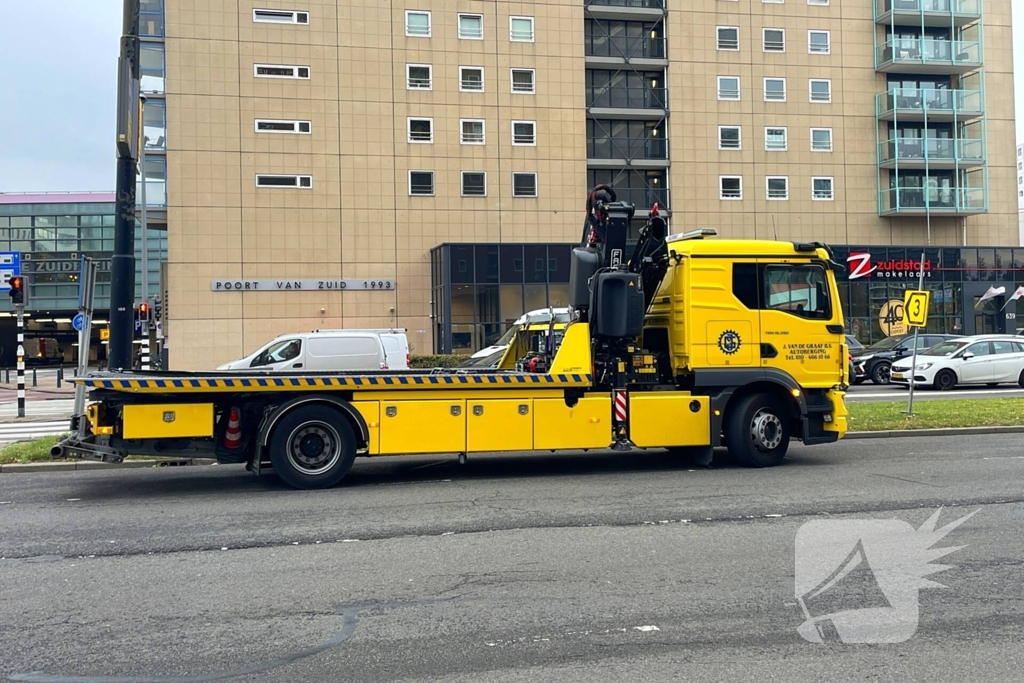 Twee auto's botsen op kruising