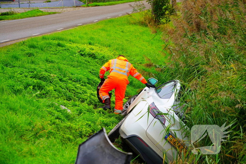 Auto in water na botsing