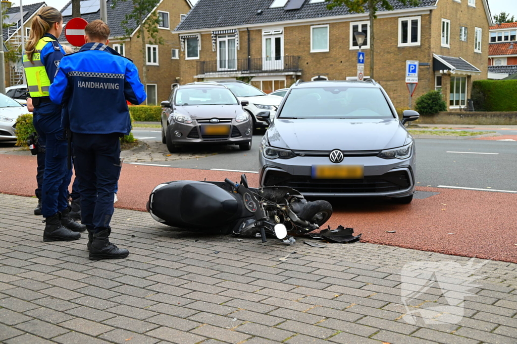 Scooterrijder gewond bij aanrijding met auto