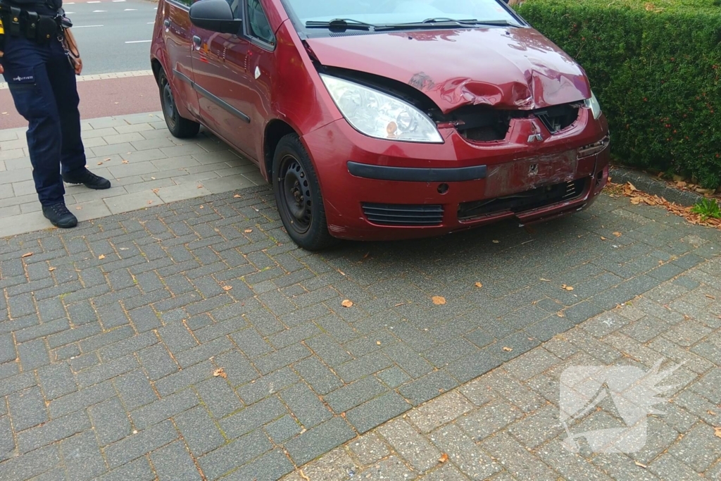 Motor en auto botsen in vrijdagavondverkeer