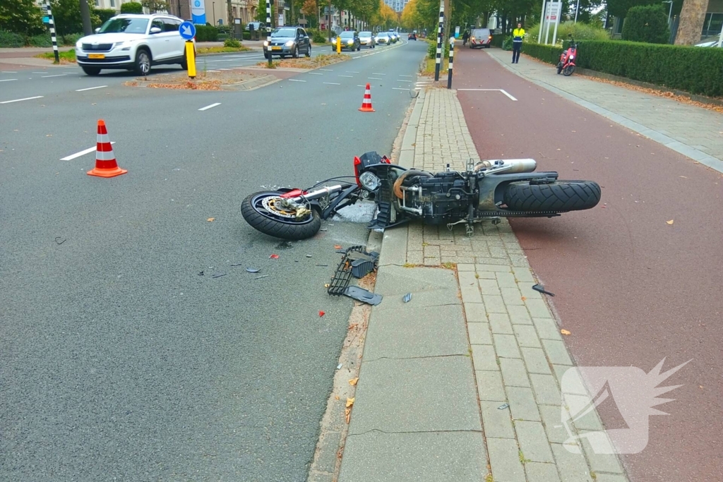 Motor en auto botsen in vrijdagavondverkeer