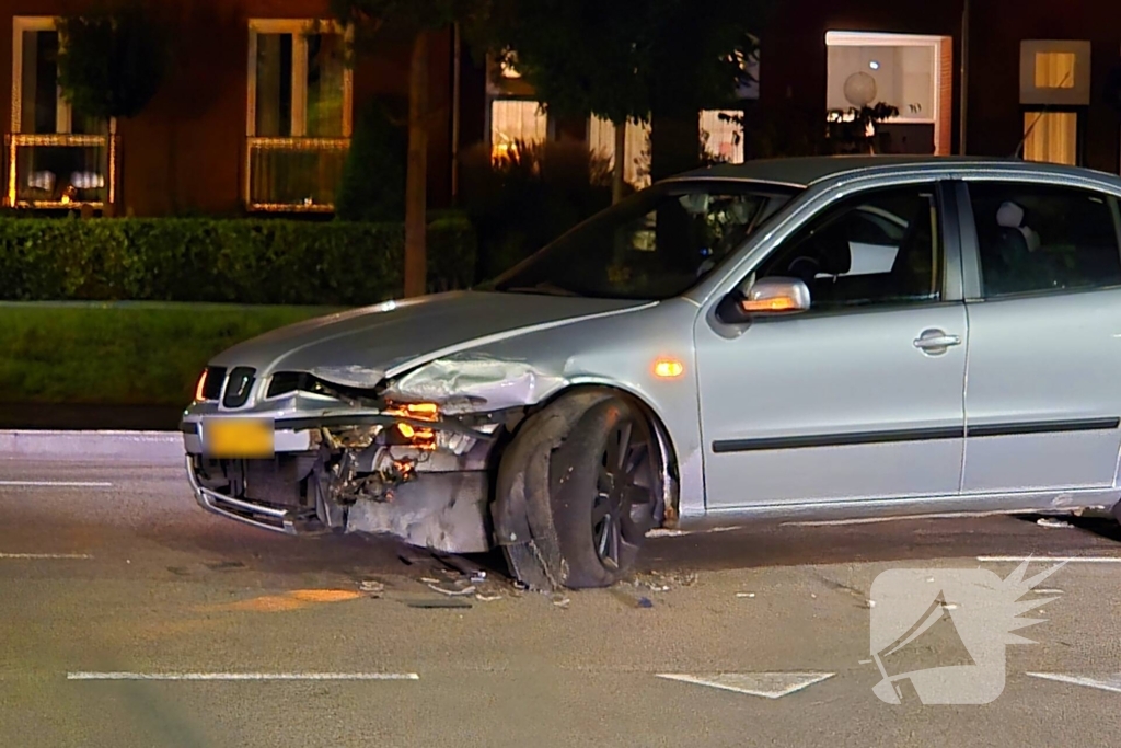 Voertuigen botsen op kruising, politie opzoek naar bestuurder