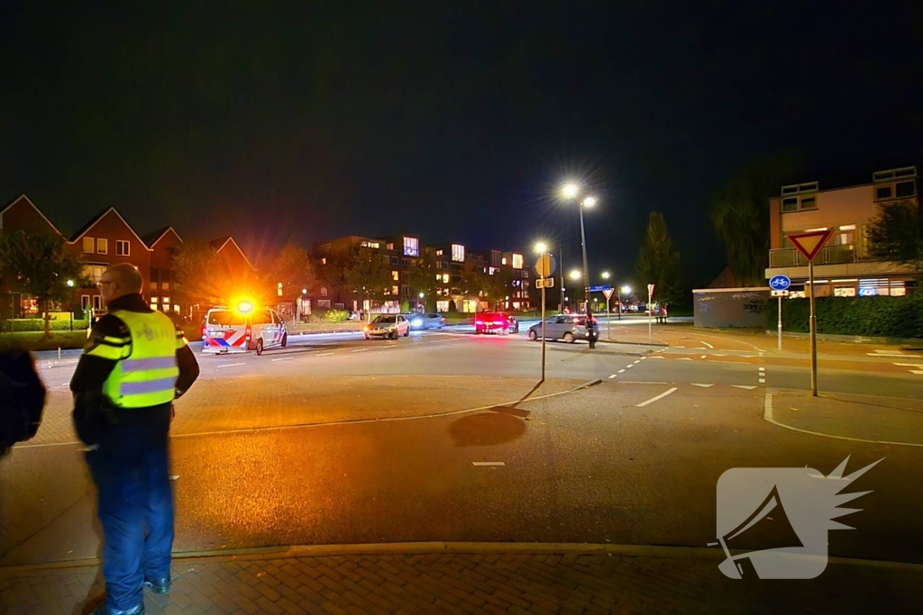 Voertuigen botsen op kruising, politie opzoek naar bestuurder