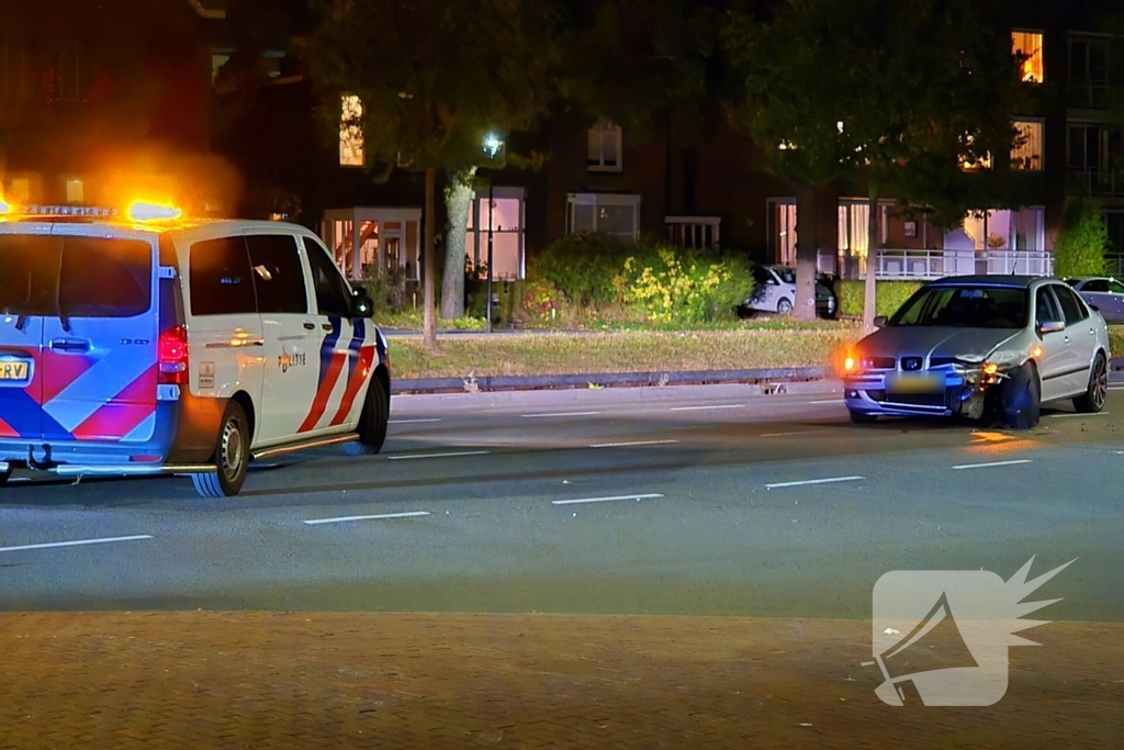 Voertuigen botsen op kruising, politie opzoek naar bestuurder
