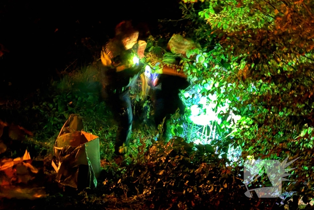 Auto belandt op kop in talud na ongeval