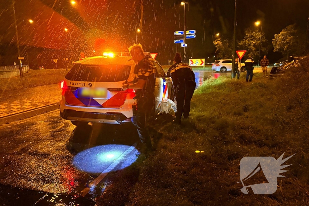 Auto belandt op kop in talud na ongeval