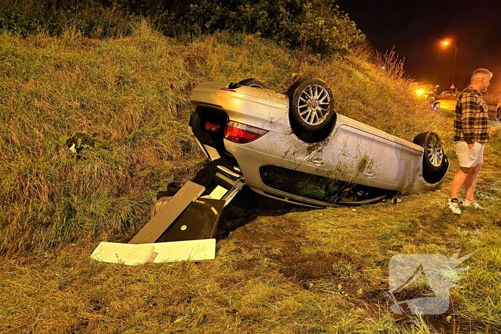 Auto belandt op kop in talud na ongeval