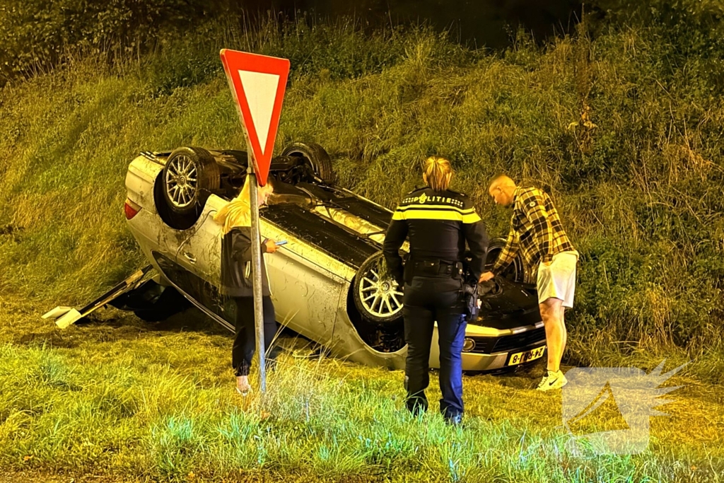 Auto belandt op kop in talud na ongeval
