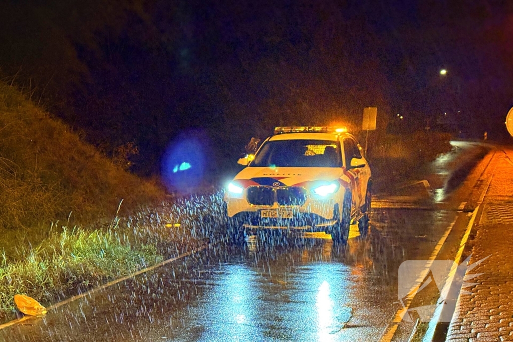 Auto belandt op kop in talud na ongeval