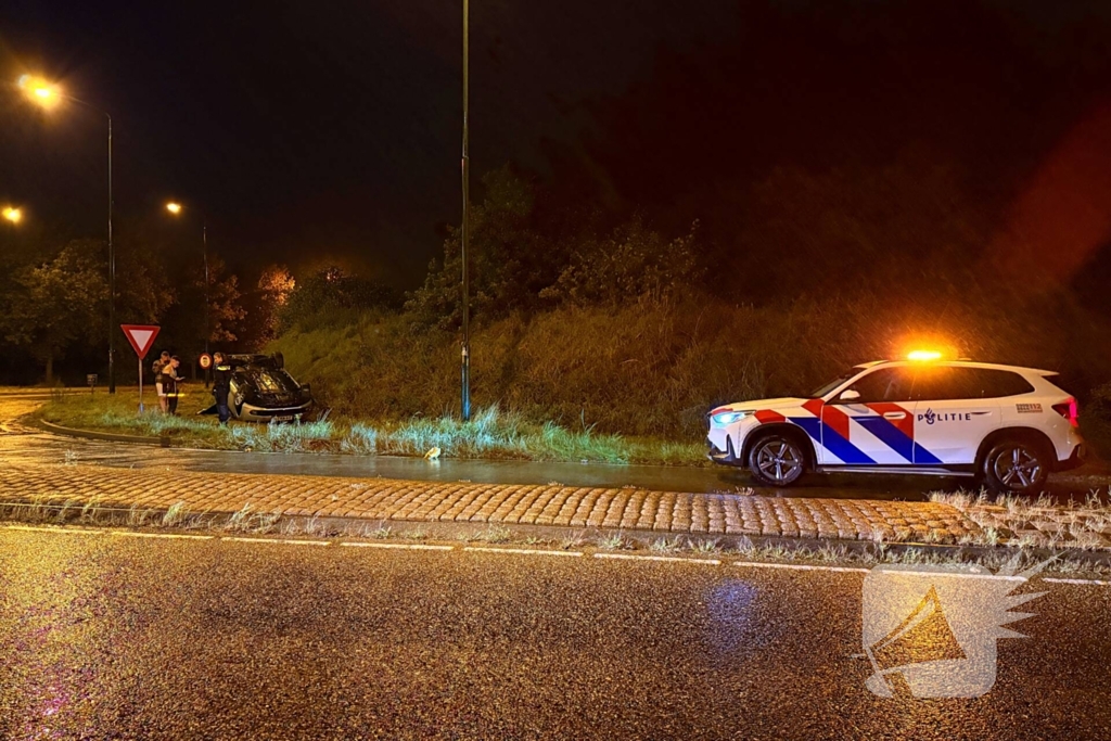 Auto belandt op kop in talud na ongeval