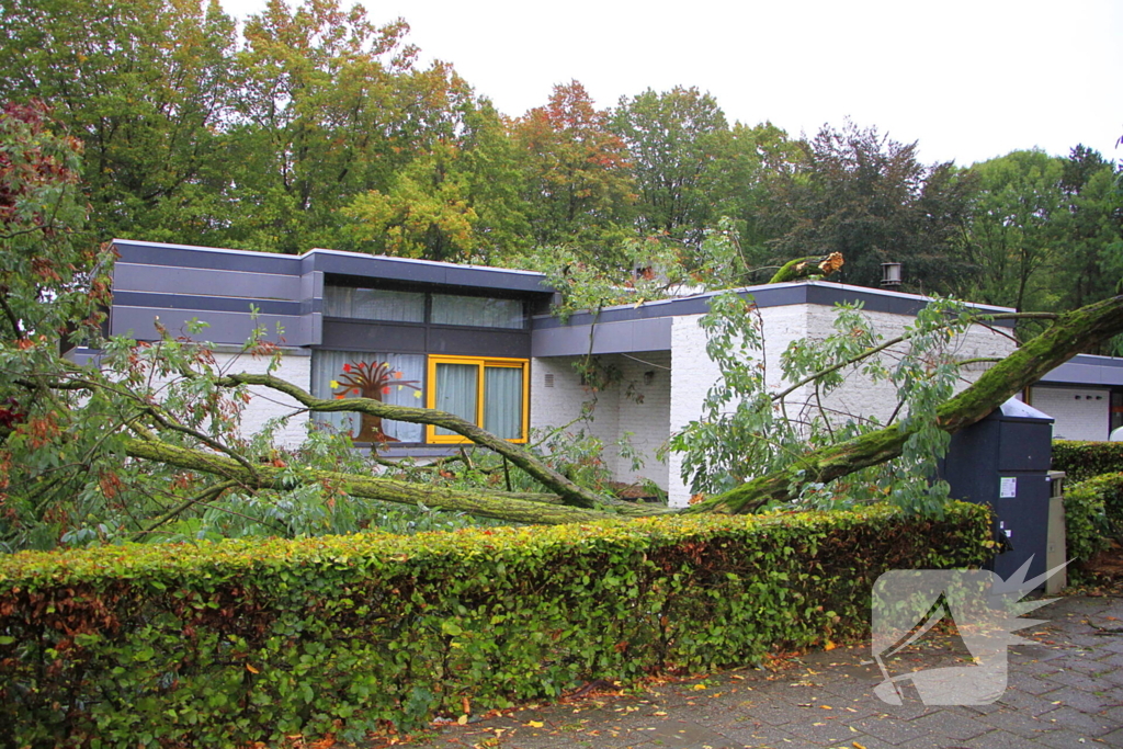 Grote tak valt door dak bij woning