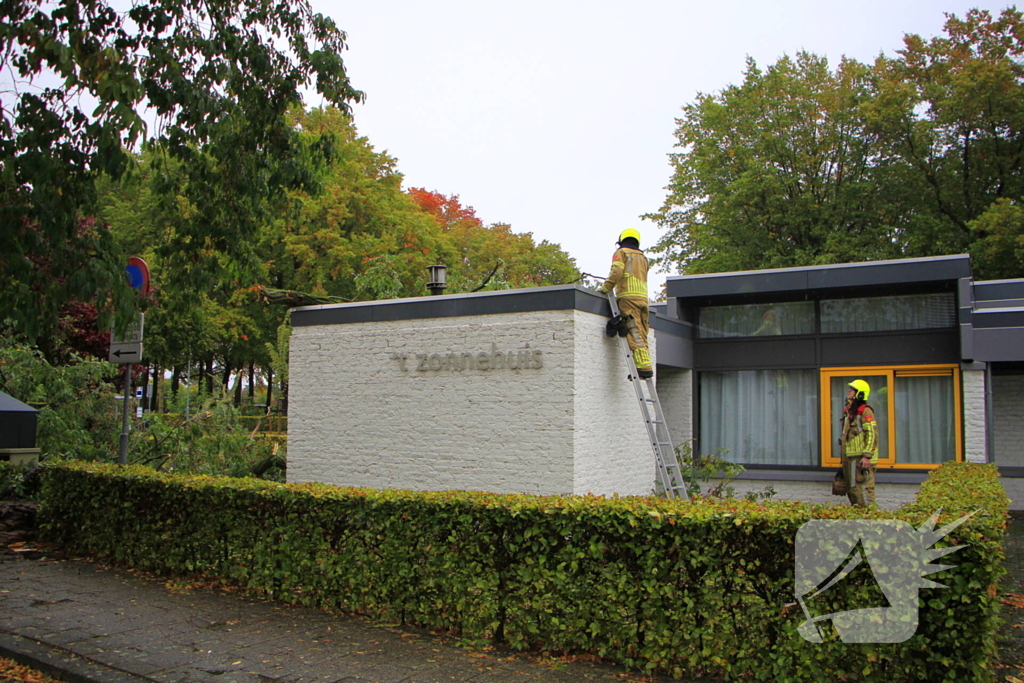 Grote tak valt door dak bij woning