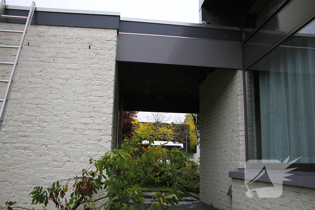 Grote tak valt door dak bij woning