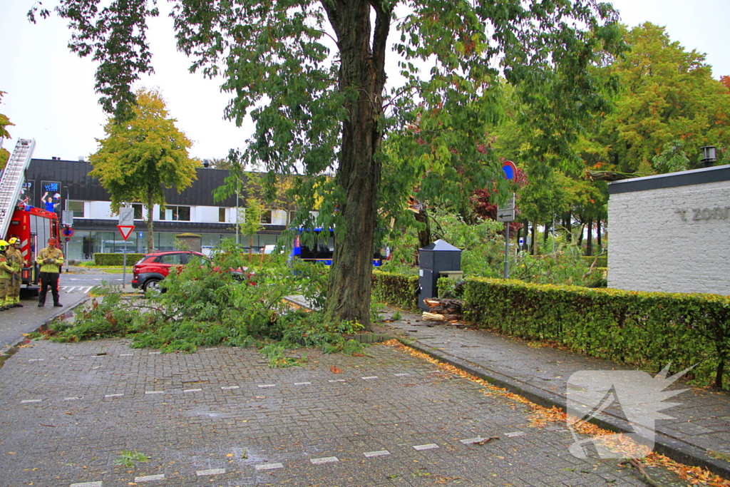 Grote tak valt door dak bij woning