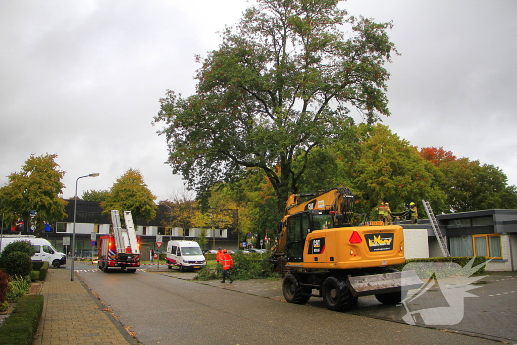 Grote tak valt door dak bij woning