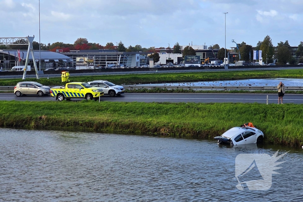 Voertuig belandt in water na slippartij