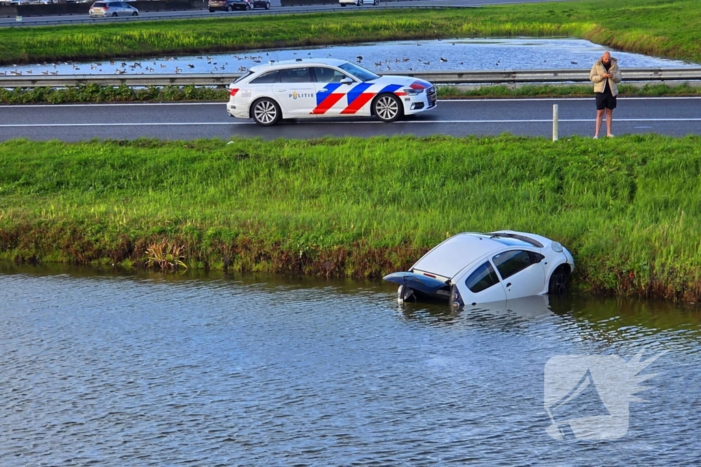 Voertuig belandt in water na slippartij