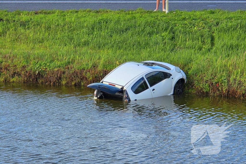 Voertuig belandt in water na slippartij