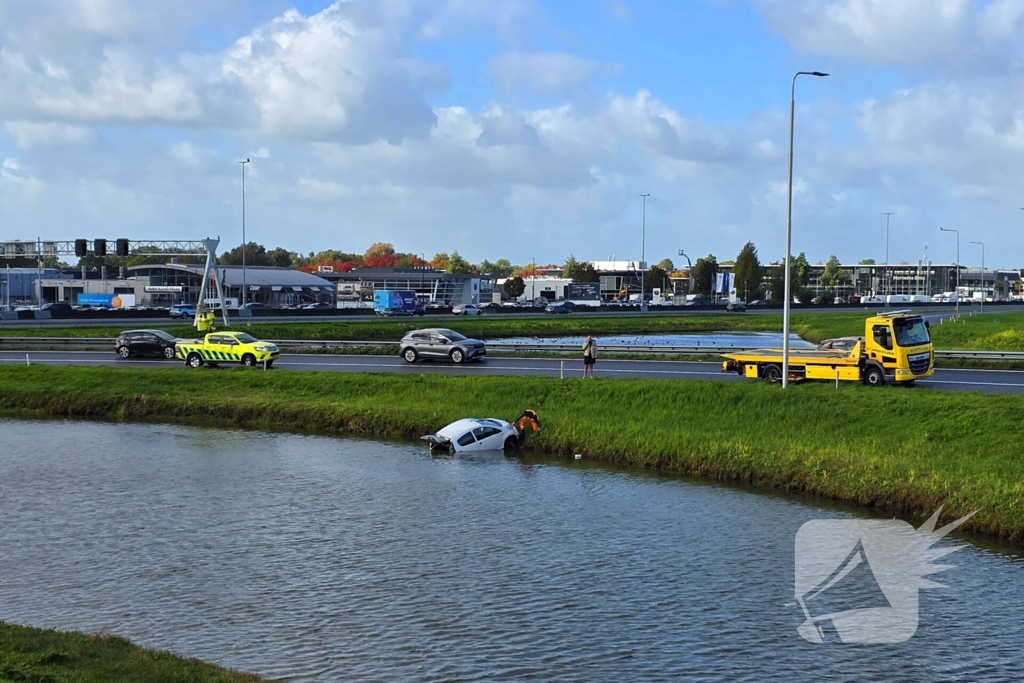 Voertuig belandt in water na slippartij
