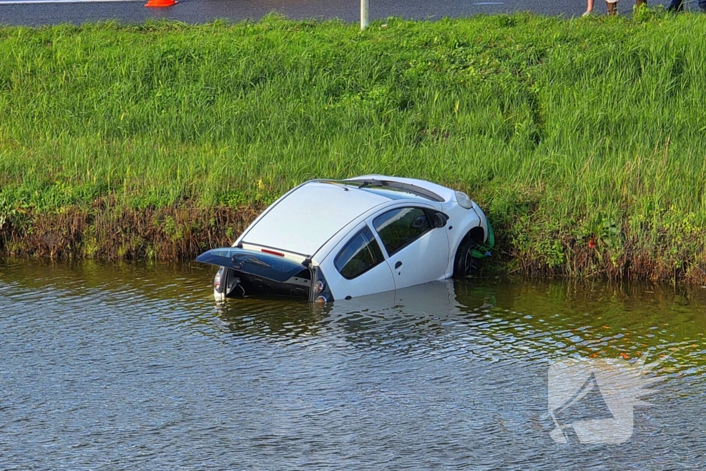Voertuig belandt in water na slippartij