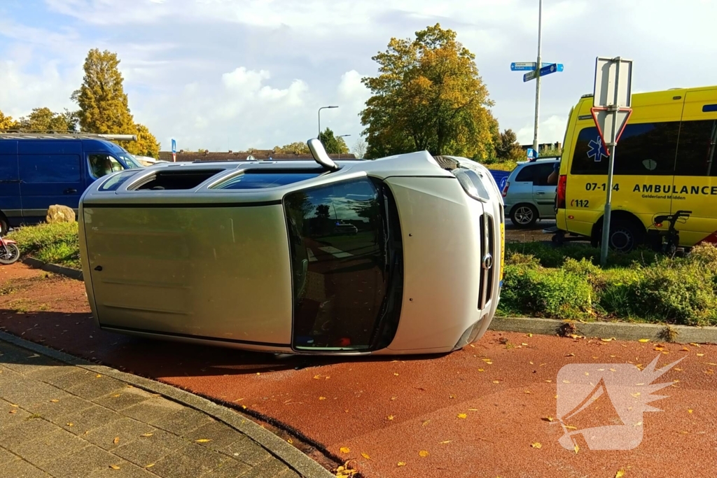 Auto belandt op zijkant op het fietspad