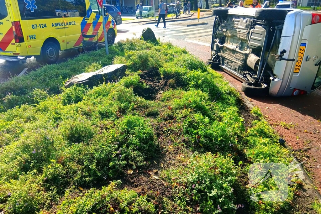 Auto belandt op zijkant op het fietspad