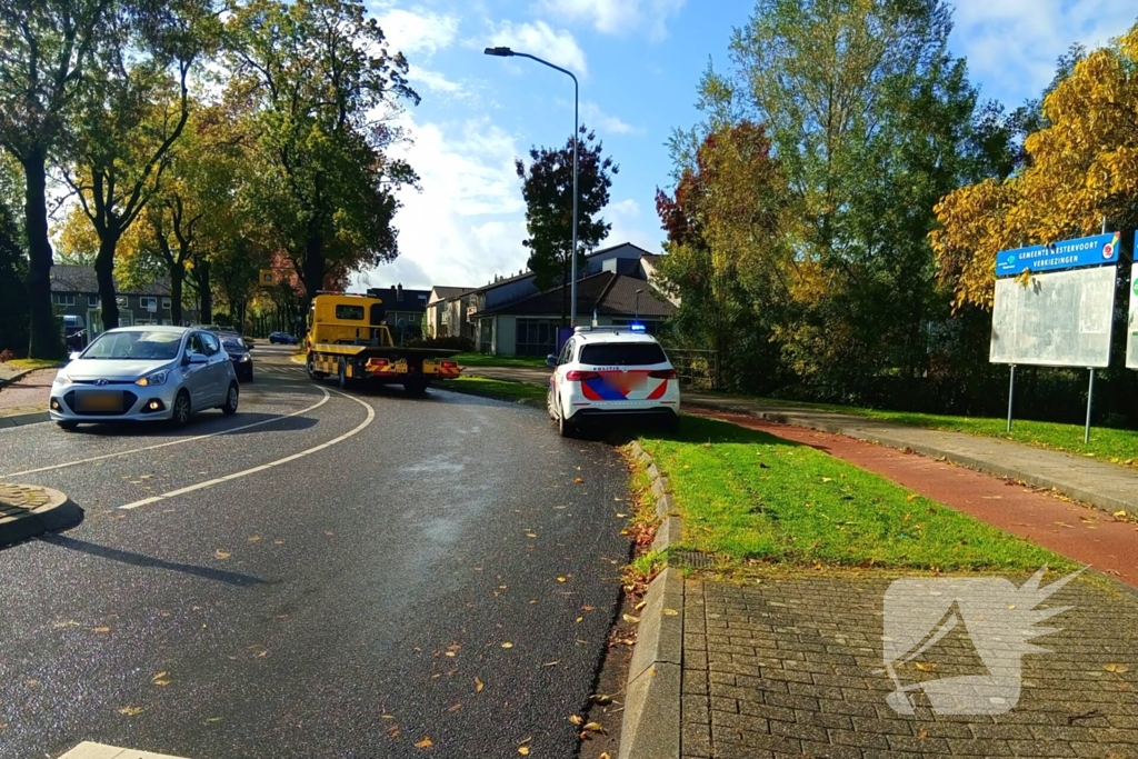 Auto belandt op zijkant op het fietspad