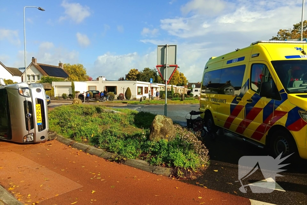 Auto belandt op zijkant op het fietspad